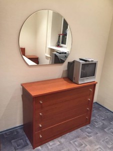 комод, зеркало, маленький телевизор