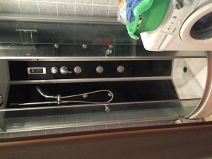 Стиралка и душ кабина