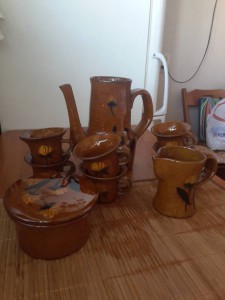 Глиняный набор, у кувшина разбилась крышка, но осталась, можно склеить.