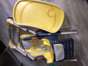 Сидение чуть порвано.