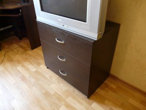 Отдам даром маленькую тумбочку, шкаф и комод. - P1110519.JPG