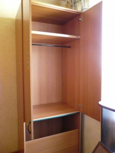 Отдам даром маленькую тумбочку, шкаф и комод. - P1110517.JPG