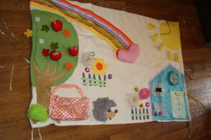 Детское развивающее панно (делала для своей дочки, но так и не воспользовались). Вешается на кроватку, яблоки, цветочки, сердечко-на липучках, у домика всё открывается.