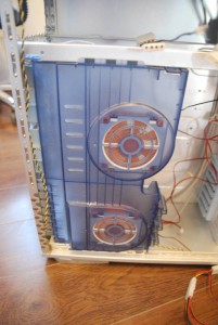 Синяя полупрозрачная внутрення панель может сниматься. Держися на защелке сверху, легко снимается.