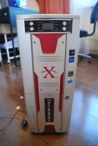 Надпись "Thermaltake" внизу корпуса светиться синеватым цветом.