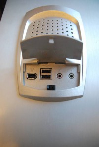 На крыше корпуса есть гнезда для подключения: наушников, микрофона, IEEE 1394 и 2 USB