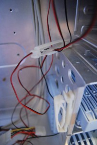 Внутри корпуса есть пара защелок для закрепление шлейфов