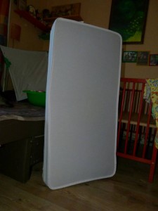 Отдам матрас в детскую кроватку - P1100322.JPG