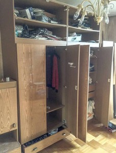 два шкафа из трёх. первый и третий со штангой для вешалок. внизу выдвижной ящик на рельсах.Антресоли показаны без дверец.виден третий шкаф со снятой атресолью