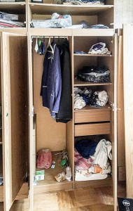 второй шкаф с полками и двумя выдвижными ящиками