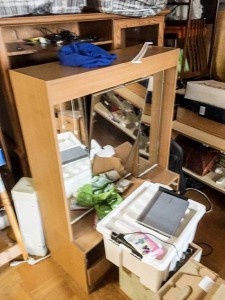 Трюмо -в подставке два выдвижных ящика ( на снимке один вынут) боковые зеркала откидываются скрывая полочки. Центральная часть зеркала регулируется. есть подсветка.