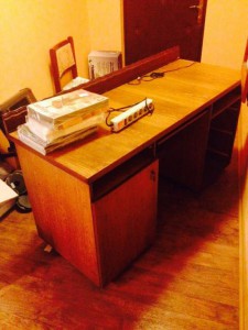 ОТДАМ СТОЛ ИЗ ЦЕЛЬНОГО ДЕРЕВА ДАРОМ удлинитель - EVspPXZUaYk.jpg