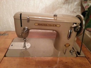 отдам в дар ножную швейную машинку с тумбой - 1.jpg