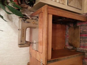 отдам в дар ножную швейную машинку с тумбой - 3.jpg