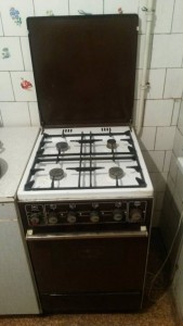 Отдам даром стенку, диван, газовую плиту, письменый стол, кухонный стол, шкафчик над раковиной - газоваяПлита1.jpg