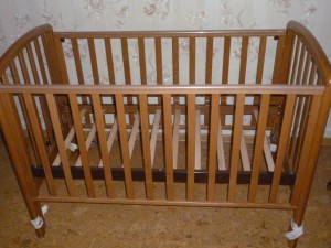 отдам кроватку за 2 большие пачки подгузников либеро - P1010513.JPG