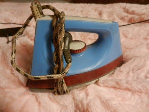 отдам ситарый, НО РАБОЧИЙ утюг - DSCN6518.JPG