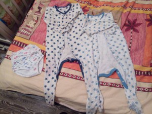 Слипы 86 см (есть пятнышки и дырочки на ножках), трусы новые.