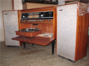 приму в дар телевизор старый на ножках или радиолу можно только корпус - cf4ba9a5349a.jpg