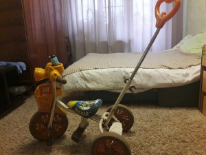 отличный велосипед , оранжевого цвета , как для мальчика , так и для девочки , впереди игрушка птица пищит, и играет музыка, есть передняя корзинка и отдельная часть для спинки, колеса большие