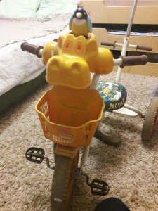 отличный велосипед , оранжевого цвета , как для мальчика , так и для девочки , впереди игрушка птица пищит, и играет музыка, есть передняя корзинка и отдельная часть для спинки, колеса большие