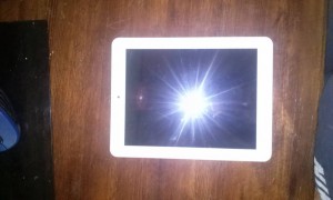 Шустренький, подходит для видео, игр, социалок. Отлично ловит wi-fi. Упал, треснуло стекло, и видимо что-то отошло, потому что то заряжается, то нет. Включать не пробовали.