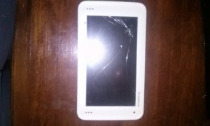 Тоже можно лазить где угодно. Вкючается, заряжается. Только та же беда- разбито стекло.