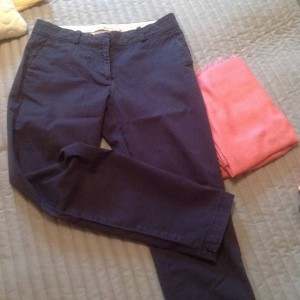 брюки на 42-44,сломана молния и есть малюсенькие дырочки и шарф,новый только стираный