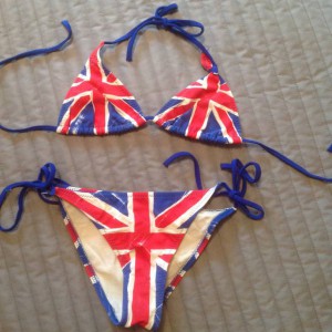 купальник на девочку 9-10 лет, нужно пришить лямку, б/у 1 лето, но на море и подмосковных озерах, соответственно сероват