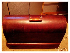 Приму в дар деревянный футляр от швейной машинки - 3227e62b79d82ecf6eed5ada29d3f24c588ee11a.JPG