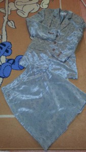 костюм 42-й, не на маленькую девушку..150р