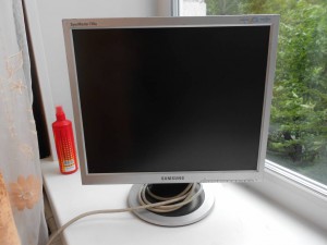 ЖК мониторы 17 500р. - DSCN0981.JPG