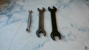 Отдам даром дверной стопор Hettich, 3 гаечных ключа. - img_20161122091633.jpg