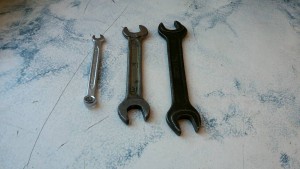 Отдам даром дверной стопор Hettich, 3 гаечных ключа. - img_20161122091636.jpg