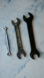 Отдам даром дверной стопор Hettich, 3 гаечных ключа. - img_20161122091647.jpg