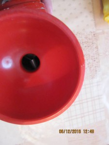 Отверстие для зёрен в диаметре  2 см.