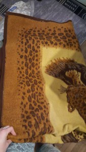 Плед тоже вчетверо сложен