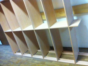 СТОЛЫ ПИСМЕНЫЕ, СТЕЛАЖИ, ШКАФ ОТДАМ ДАРОМ - 4 ФОТО.jpg