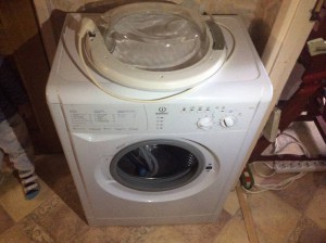 Нога виновника и сам агрегат.