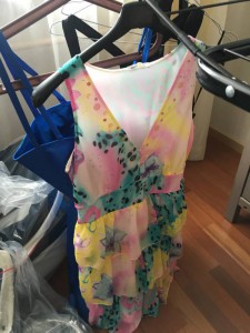 Пара платьев, топы, кучка кофт/брюк