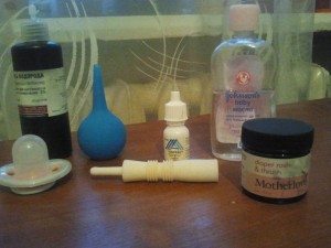 соска новая, не пользовались от 0-6 мес.<br />газоотводная трубка, тоже не пользовались, слава богу обошлось.<br />маленький белый тюбик-это глазные капли, если у новорожденных глазки гноятся.<br />также перекись водорода и масло для младенца около половинки осталось