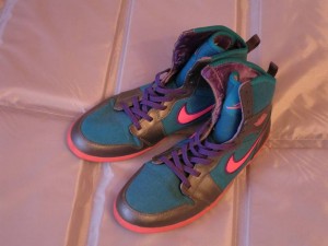 1. Высокие бирюзовые кеды, р39, 700р. <br />Сезон весна - осень. В хорошем состоянии, ношены мало.