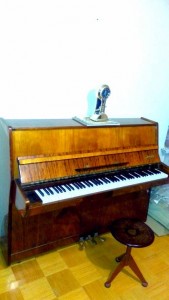 В связи с отъездом (до 1 июля 2017) срочно отдаю пианино "Аккорд". Инструмент в прекрасном состоянии. Дети выросли, давно никто не пользуемся. С удовольствием отдам людям, желающим учиться музыке. Инструмент находится в Химках. Дом с грузовым лифтом. Самовывоз.