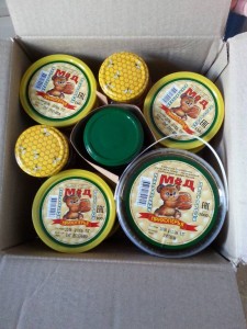 Фото набора, вид сверху.  Там 10 баночек (некоторые стоят одна другой), всего 5 сортов в наборе.