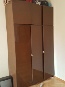 Шкаф. Одно отделение с полками, второе со штангой. Верхняя часть шкафа снимается