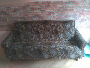 Отдам диван. В разложенном виде-135-140 см ширина. В длину-210 см. Самовывоз, метро Филёвский парк