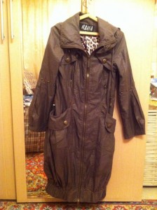 плащ ниже колен с капюшоном - не все декоративные пуговицы на карманах