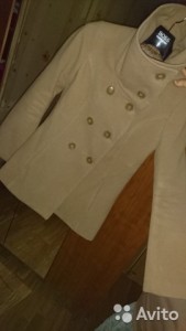 Укороченное пальто демисезонное Jennyter Urban Collection, size EUR S, размер как S так и на M подходит, цвет camel, форма трапеция,2 -мя врезными кармашками.На спине одна складка, воротник широкий, при желании и необходимости пристёгивается ворот на 2 пуговицы, а остальными 3-мя пуговицами застёгивается пальто.Б/у в очень хорошем состоянии. Длина по спинке:68 -70 см.Состав: шерсть30%, полиэстр 70%.Подкладка 100% полиэстр. Стоило 3000
