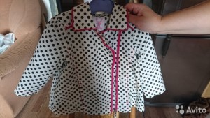 SELA BABY<br /><br />Плащ из пропитанного плащевого 100% хлопка с подкладкой из 100% хлопка. В дождь и прохладную погоду для девочки от 12-18-24мес. большемер., с запахом на розовой молнии, встроенные два кармашка, внутри рукав из текстиля синего цвета, после одного ребёнка, в идеальном состоянии. Смотрится на ребёнке красиво. Длина по спинке 39 см.Рукав от плеча 37 см.