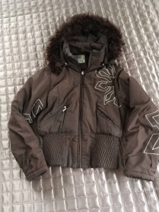 Куртка на синтепоне,теплая, на невысокую девушку, размер 40-42, из дефектов - сломан замок на кармане.